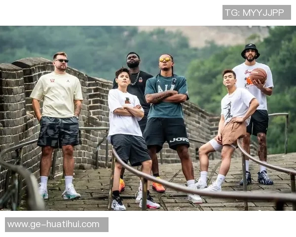 东契奇脚踩郭艾伦定制球鞋！波波赞他太像魔术师